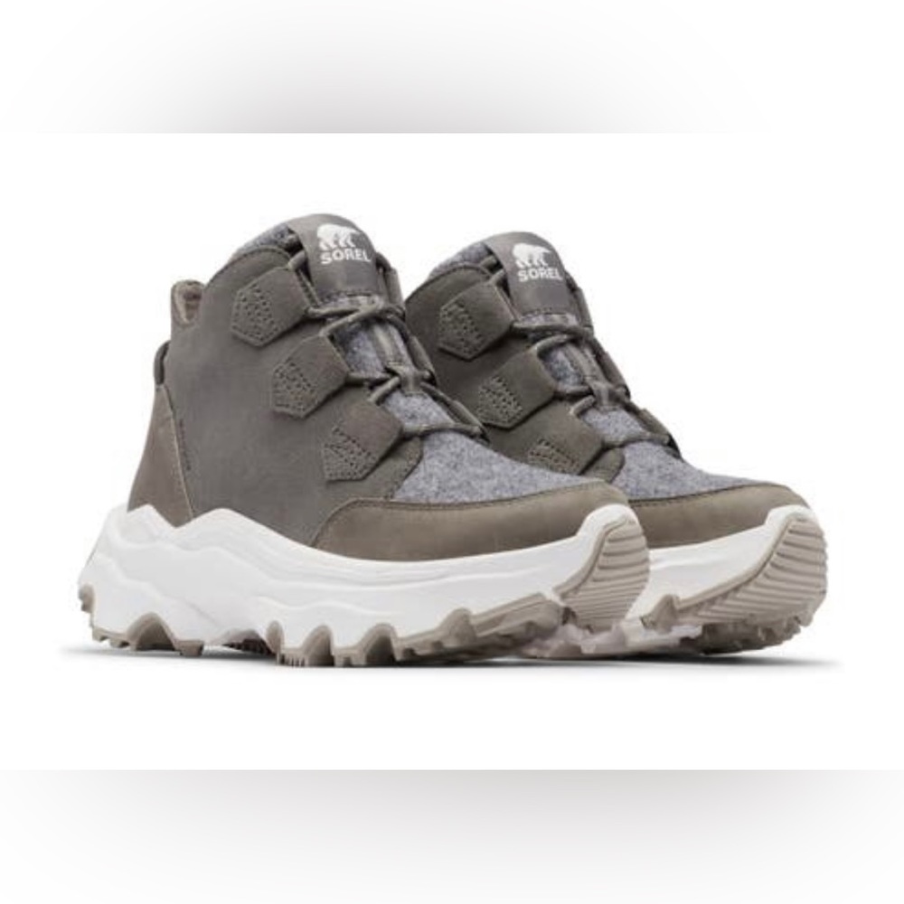 Women’s Sorel Kinetic, Breakthrough caribou waterproof winter boot/shoe- size 6